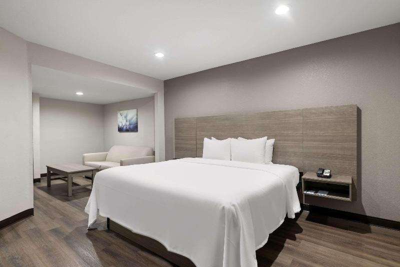 Quality Suites Wildwood - The Villages image