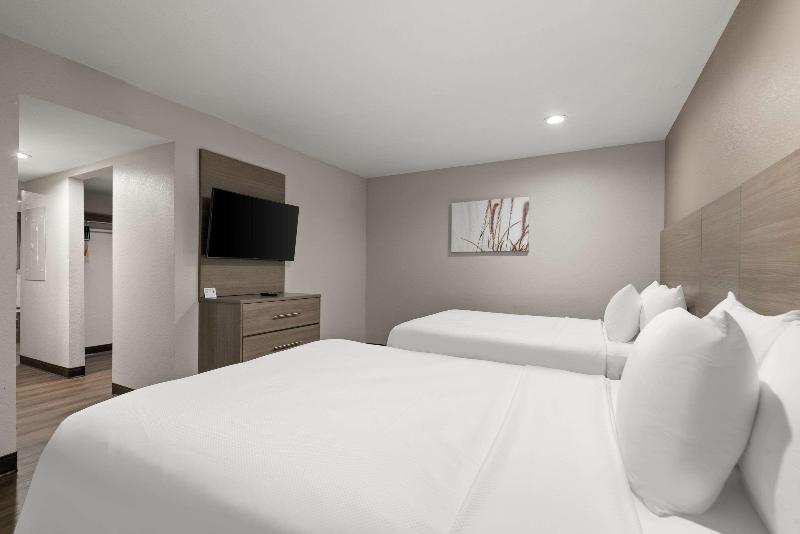 Quality Suites Wildwood - The Villages image