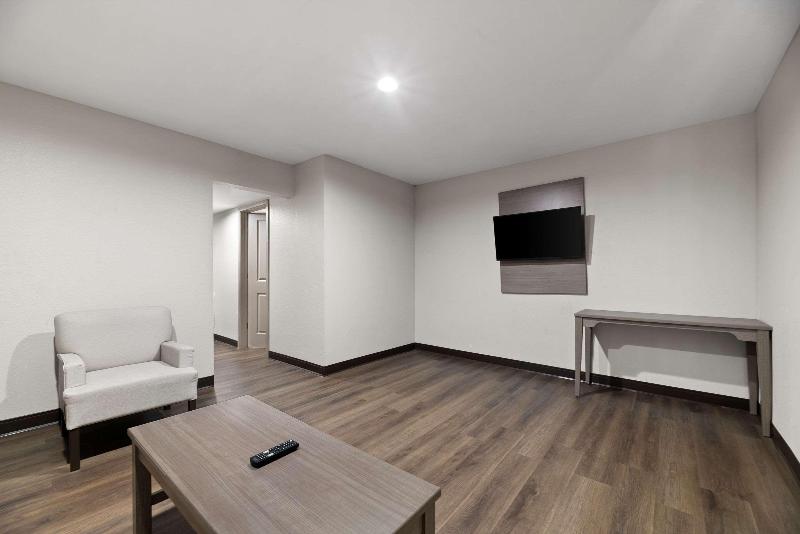 Quality Suites Wildwood - The Villages image