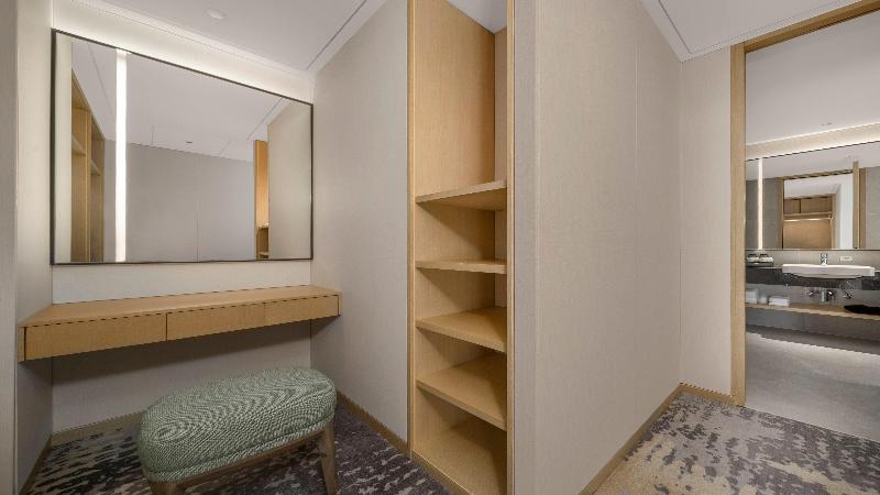 Holiday Inn Qinhuangdao Haigang image