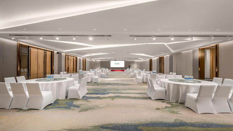 Holiday Inn Qinhuangdao Haigang image