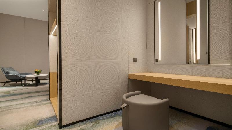 Holiday Inn Qinhuangdao Haigang image
