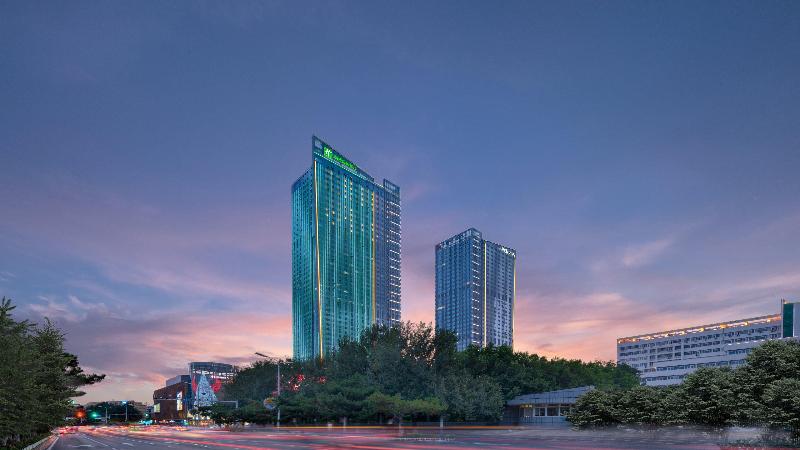 Holiday Inn Qinhuangdao Haigang image