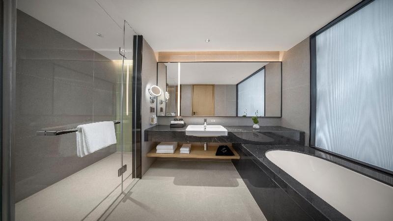 Holiday Inn Qinhuangdao Haigang image