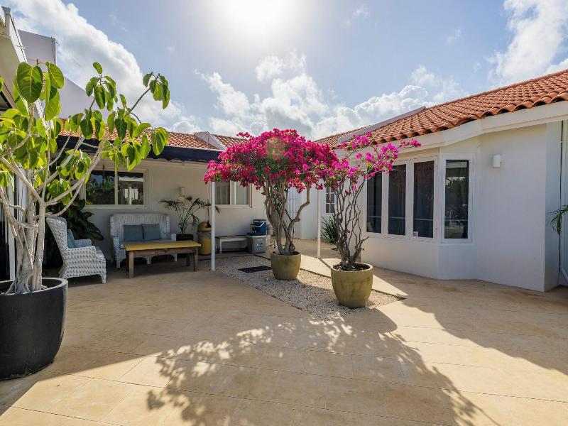 Modern Hotel Aruba image