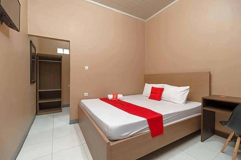 Formerly RedDoorz Syariah @ Bulak Kapal image