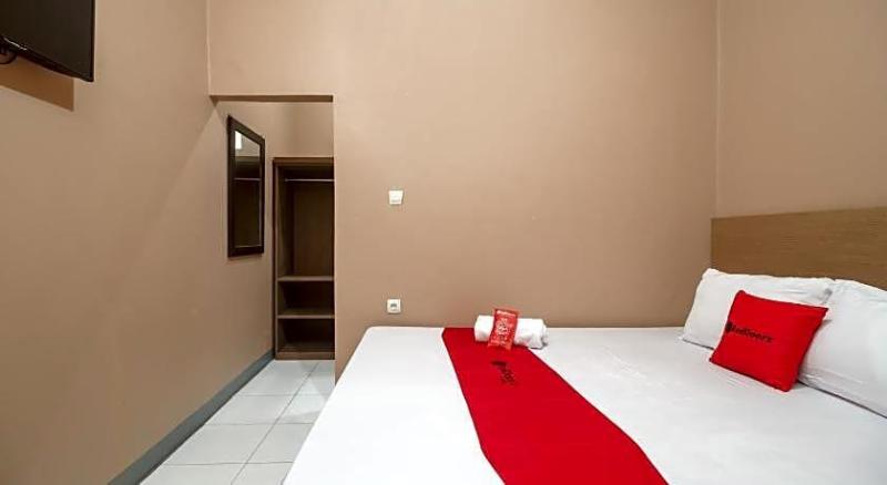 Formerly RedDoorz Syariah @ Bulak Kapal image