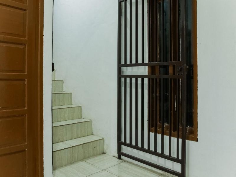 OYO 90012 Guest House Cahaya 7296