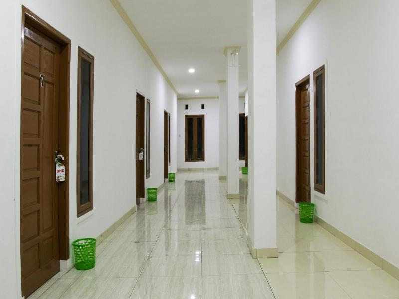 OYO 90012 Guest House Cahaya 7296
