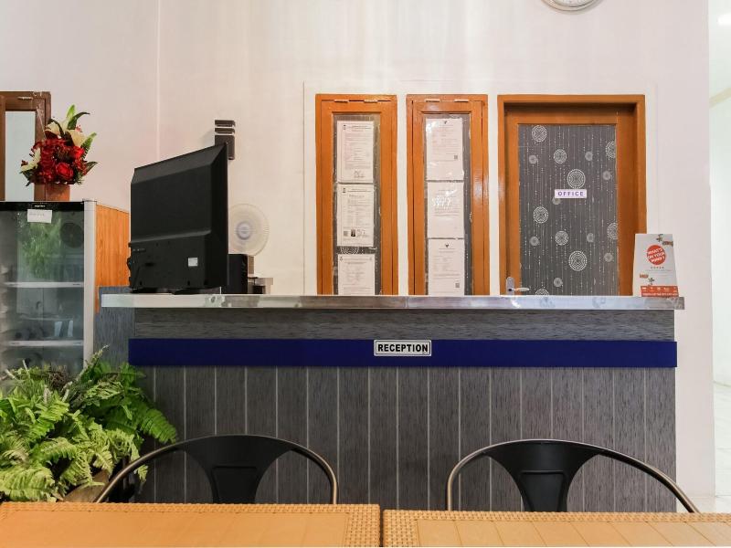 OYO 90012 Guest House Cahaya 7296