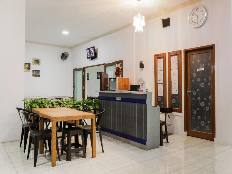 OYO 90012 Guest House Cahaya 7296