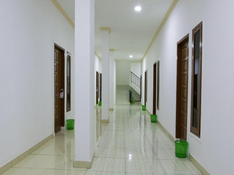 OYO 90012 Guest House Cahaya 7296