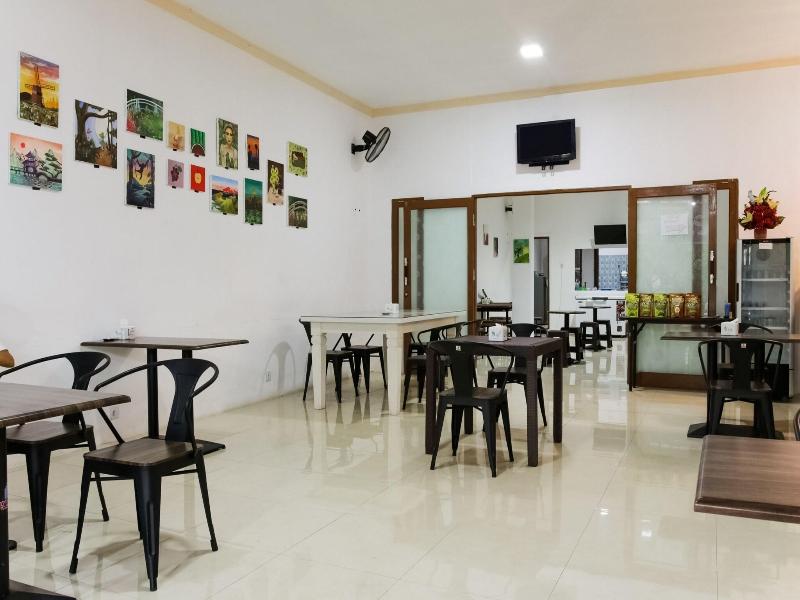OYO 90012 Guest House Cahaya 7296