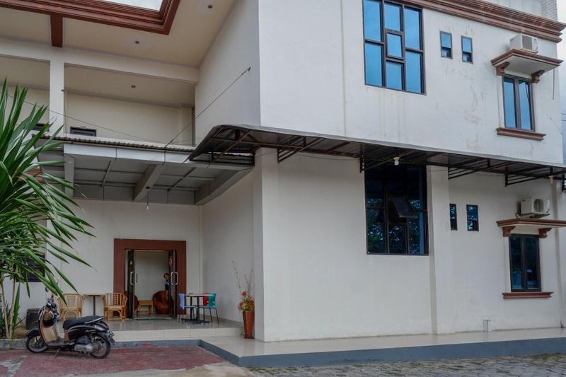 Formerly RedDoorz @ Hotel Bumi Palupy image