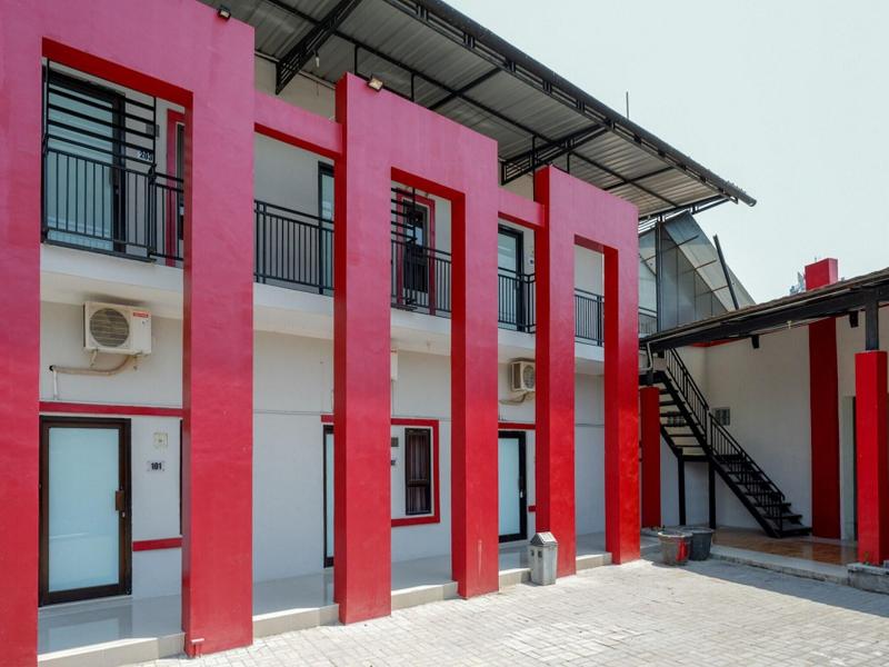 Formerly RedDoorz Syariah near Alun Alun Tegal, Tegal