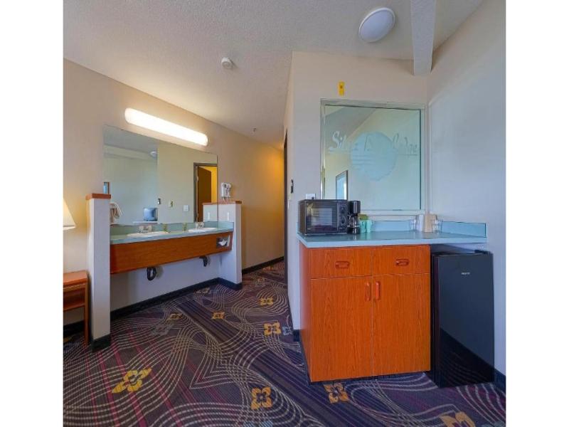 Siletz Bay Beachfront Hotel by OYO Lincoln City image