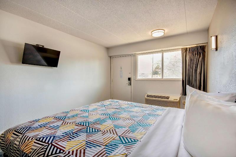 Motel 6 Columbus OH - OSU North image