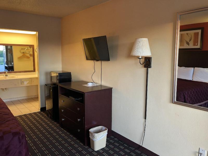 Executive Inn & Suites image 8
