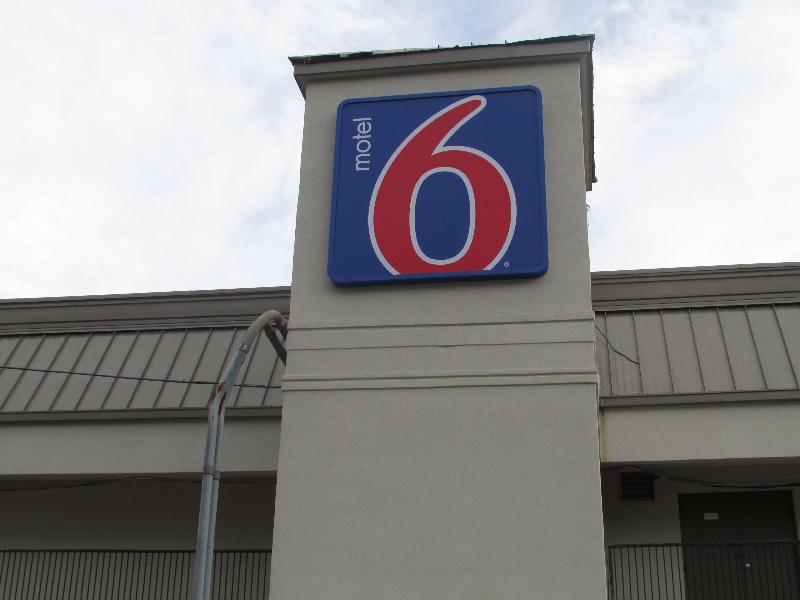 Motel 6 Brookhaven MS — exterior view