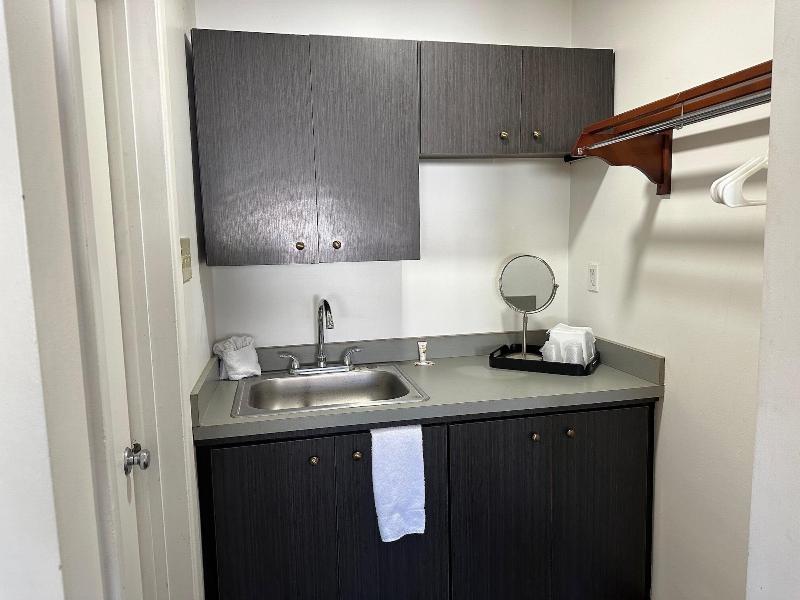 Desert Sands Inn & Suites image