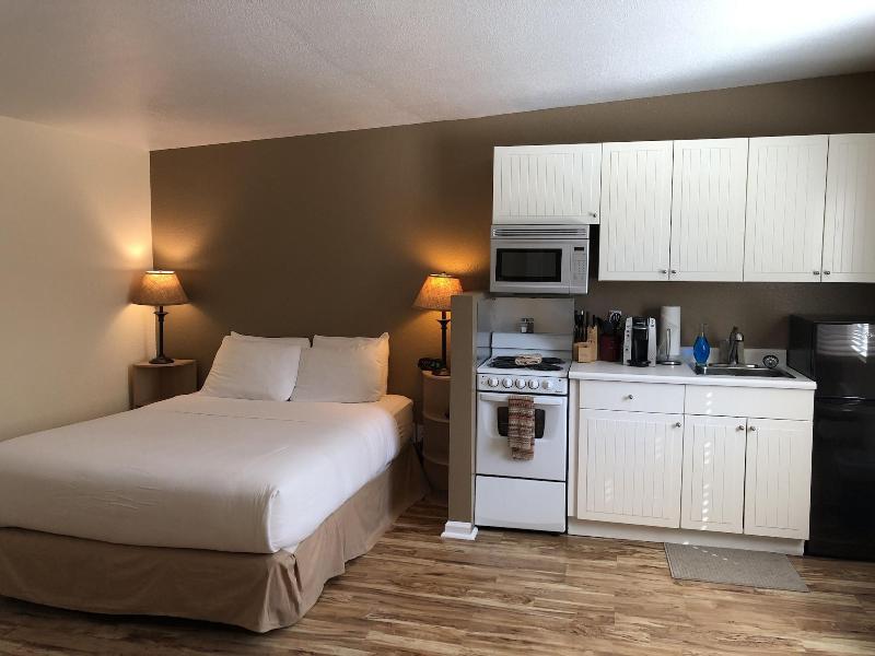 Clear Lake Cottages & Marina image