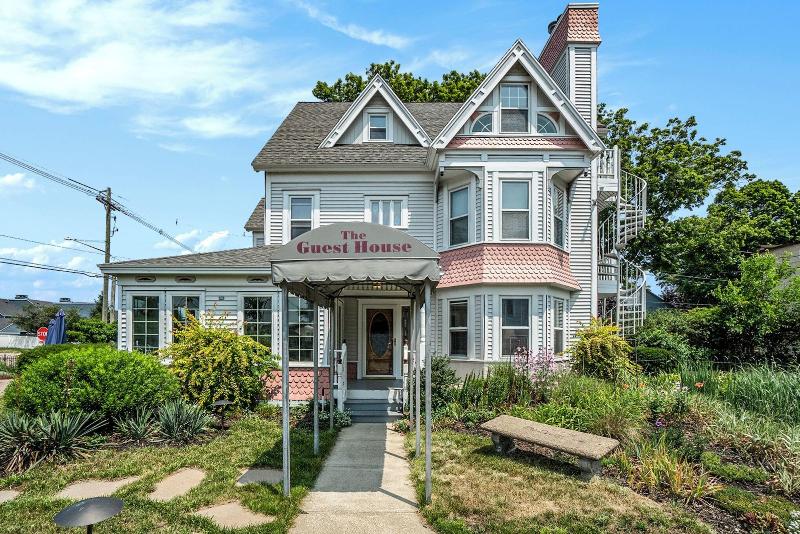 Yelton Manor Bed & Breakfast image