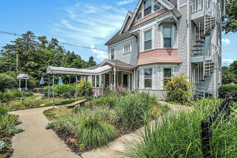 Yelton Manor Bed & Breakfast image