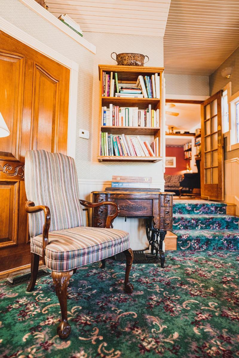 Yelton Manor Bed & Breakfast image