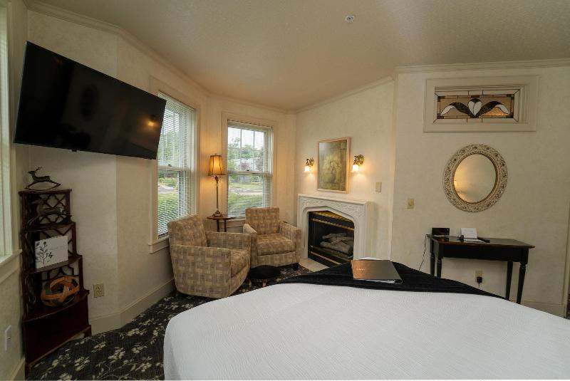 Yelton Manor Bed & Breakfast image