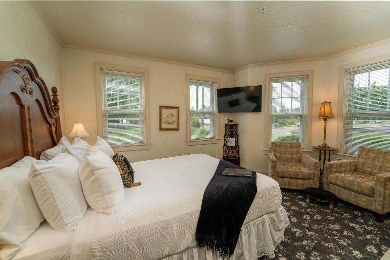 Yelton Manor Bed & Breakfast image