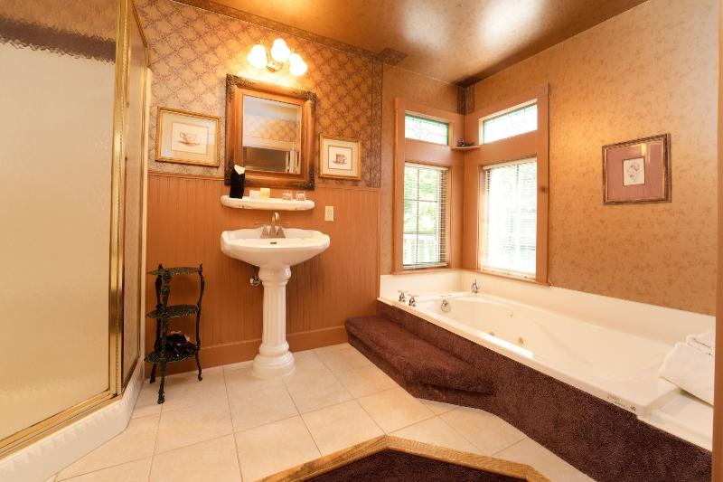 Yelton Manor Bed & Breakfast image