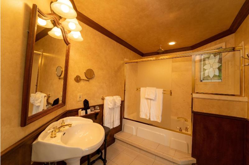 Yelton Manor Bed & Breakfast image