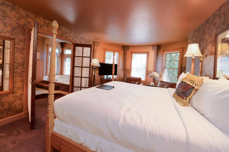 Yelton Manor Bed & Breakfast image