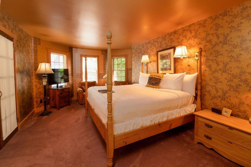 Yelton Manor Bed & Breakfast image