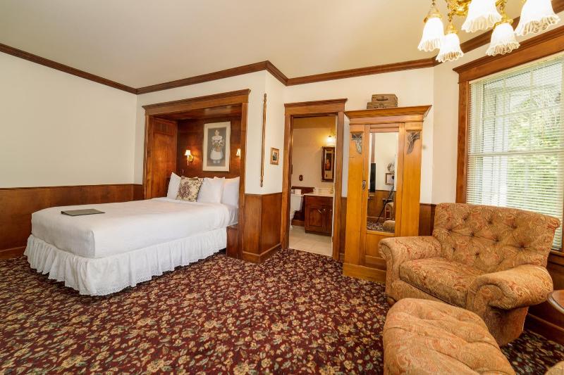 Yelton Manor Bed & Breakfast image