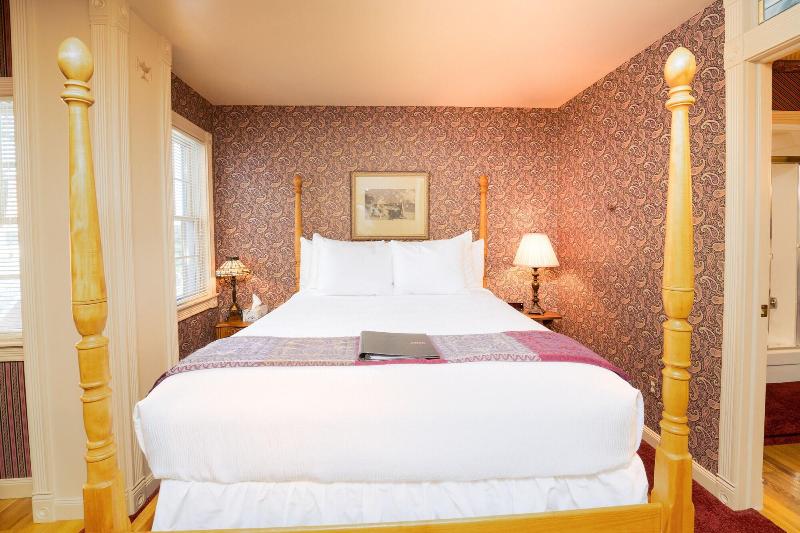 Yelton Manor Bed & Breakfast image