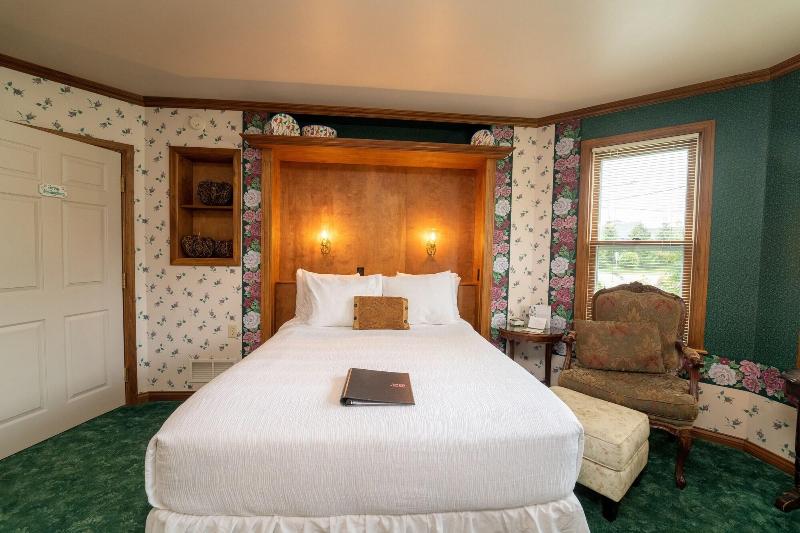Yelton Manor Bed & Breakfast image