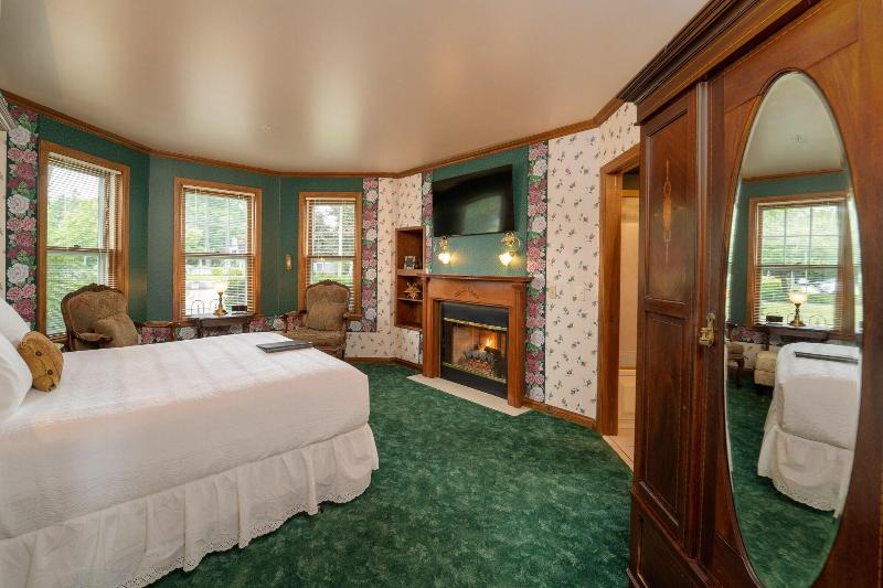 Yelton Manor Bed & Breakfast image