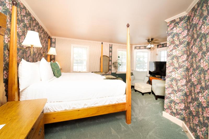 Yelton Manor Bed & Breakfast image