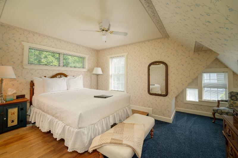 Yelton Manor Bed & Breakfast image