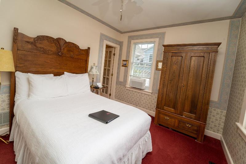 Yelton Manor Bed & Breakfast image