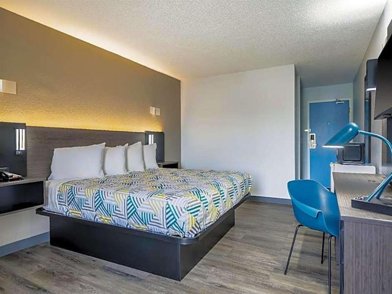 Motel 6 Franklin, Oh image