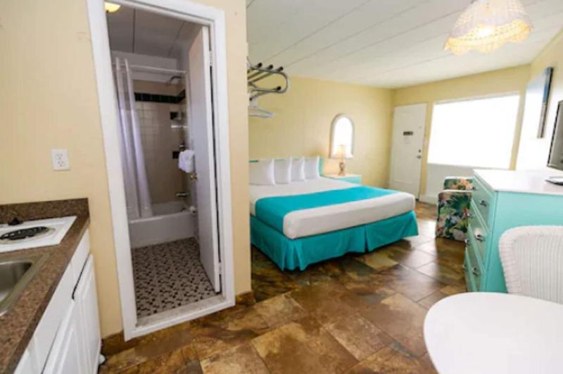 Aztec Motel image
