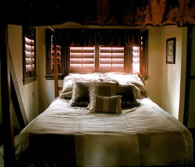 Always Inn Idyllwild Vacation Cottages image