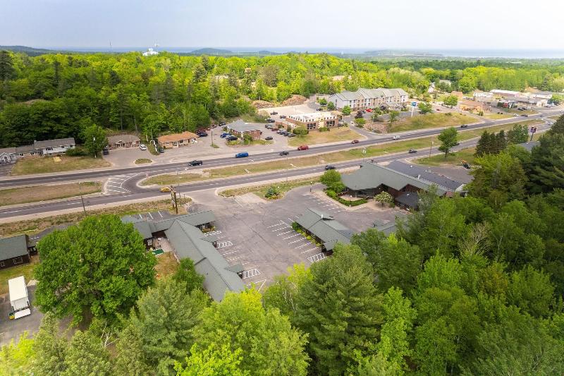 Cedar Motor Inn image