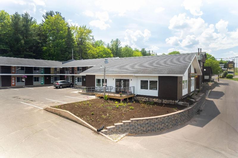 Cedar Motor Inn image