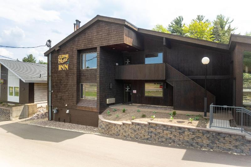 Cedar Motor Inn image
