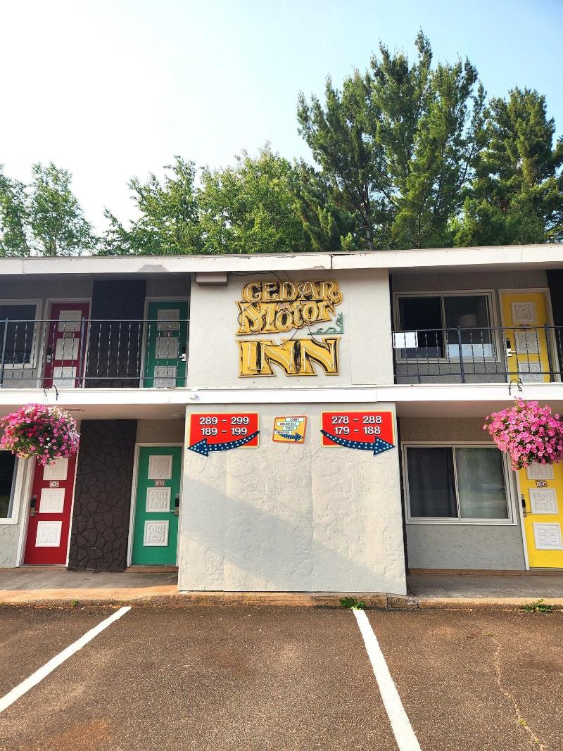 Cedar Motor Inn image
