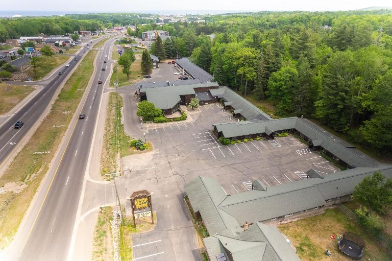 Cedar Motor Inn image