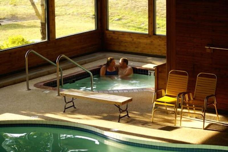 Cedar Motor Inn image